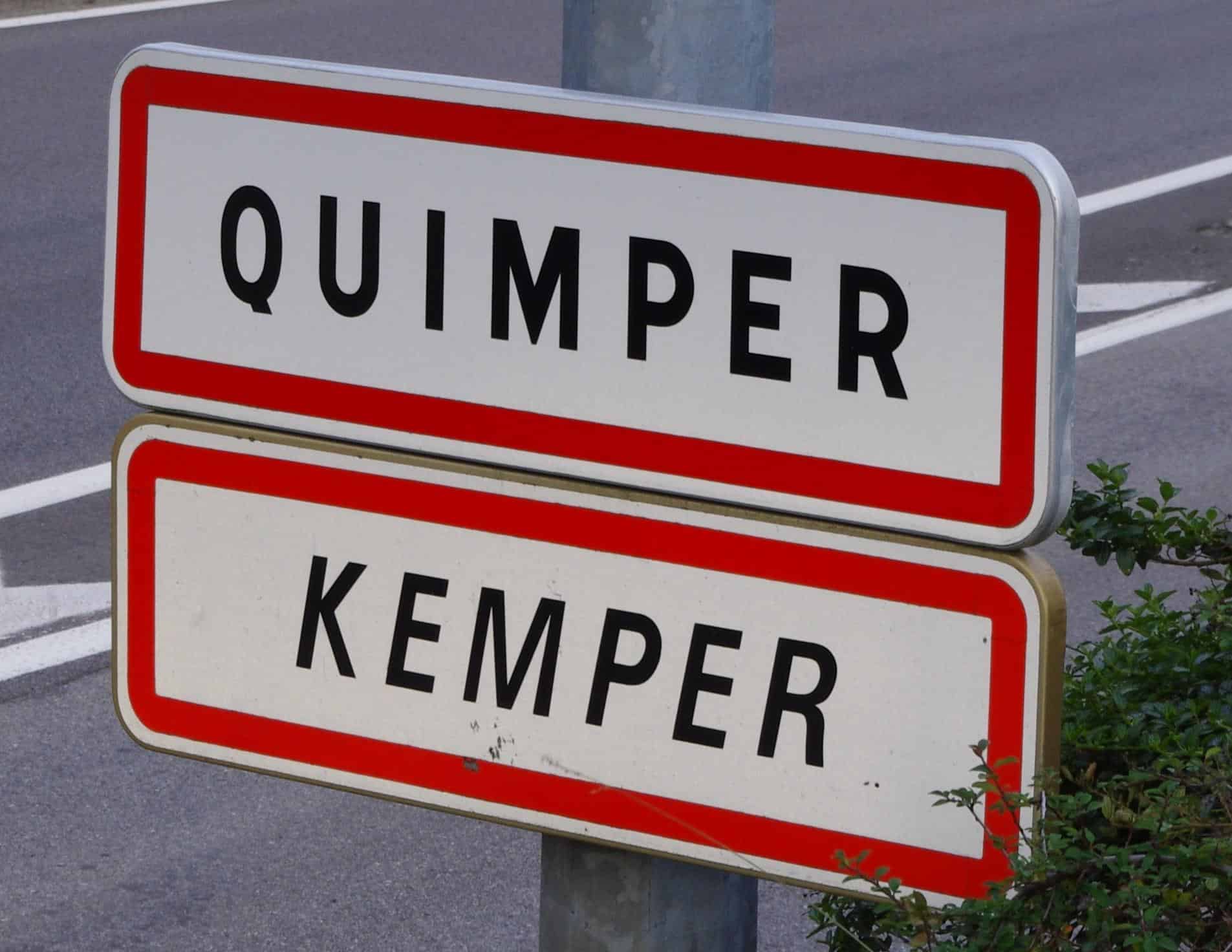 bretonische Sprache - Ortsschild Quimper
