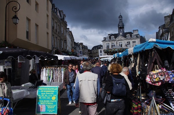 Markt auf dem Place de la République in Auray