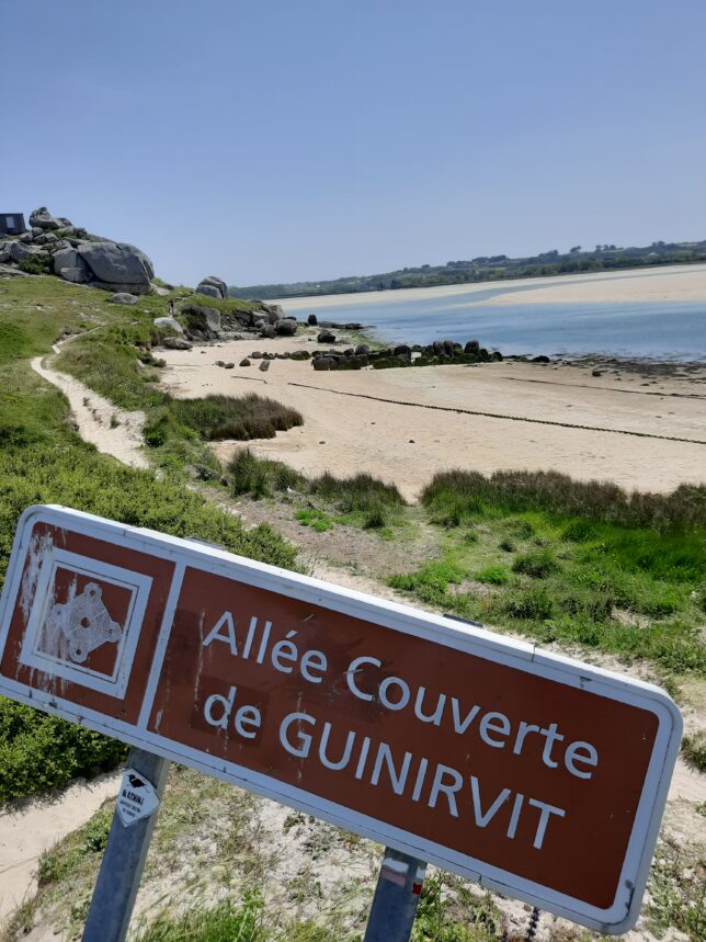 Blick auf die Allée Couverte von Guinirvit in Plouescat.