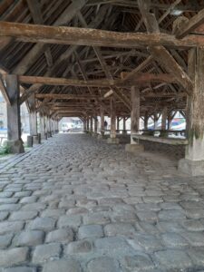 Blick in die historische Markthalle von Plouescat