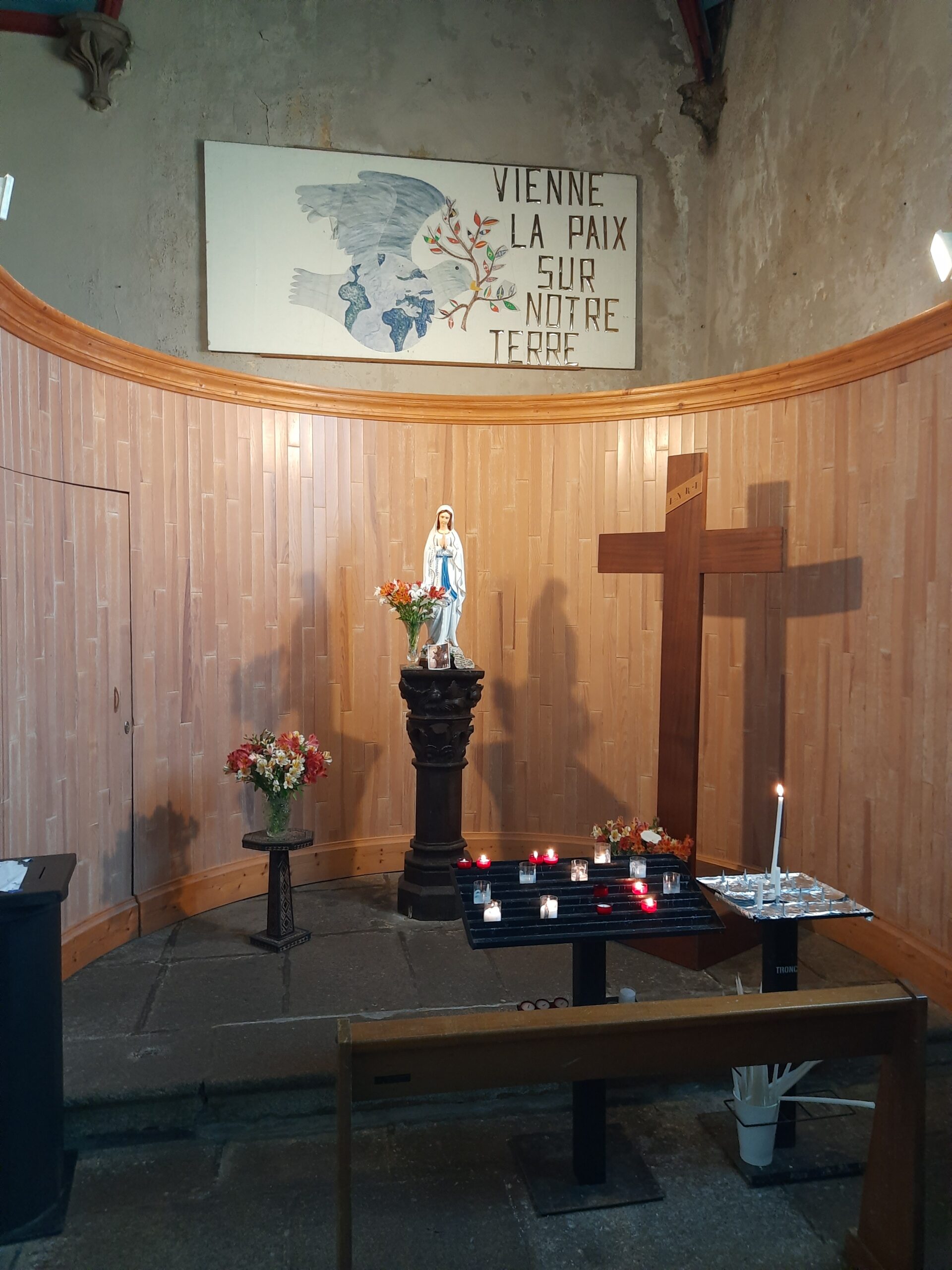 Marienstatue in der Kirche von Plouescat