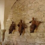 Abbaye de Beauport - Figuren im Eingangsbereich