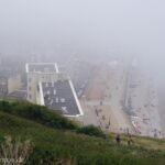 Strandpromenade von Etretat im Nebel