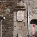 Schild &uuml;ber dem Granitkreuz in Lannion