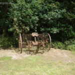 Heurechen im Garten des Ch&acirc;teau de Kergrist