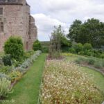 Wanderweg durch den Garten von La Roche Jagu