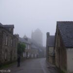 Locronan im Nebel